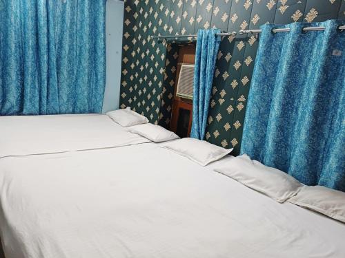 Giường trong phòng chung tại Maa Tara AC Home Stay