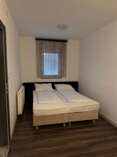 a bedroom with a bed in a room with a window at Apartman Lapaž 14 in Toplice Sveti Martin