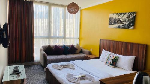 een hotelkamer met een bed en een bank bij Ay suit in Esenyurt