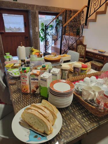 een tafel met een brood op een bord bij Casa d'Abó Anica in Miranda do Douro