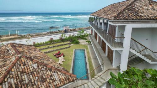 vista aerea di un edificio con piscina e oceano di UNU Boutique Hotel -- Adults Only -- ad Ahangama