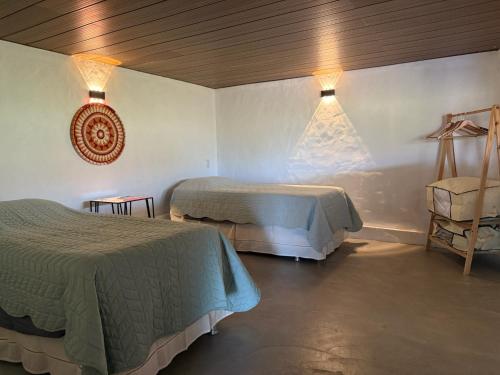 Giường trong phòng chung tại Casa das Meninas na Chapada dos Veadeiros, GO