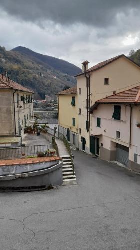 un gruppo di edifici e scale in una città di Casa Tre Fiori 2 a Serra Rocco