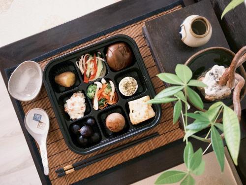 ein Tablett mit Sushi und anderen Lebensmitteln in der Unterkunft 隱山居 海景包棟2-10人 in Jiufen