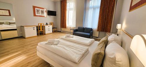 a hotel room with two beds in a room at UNEA Aparthotel in Leipzig - Vollausgestattete Apartments in Leipzig