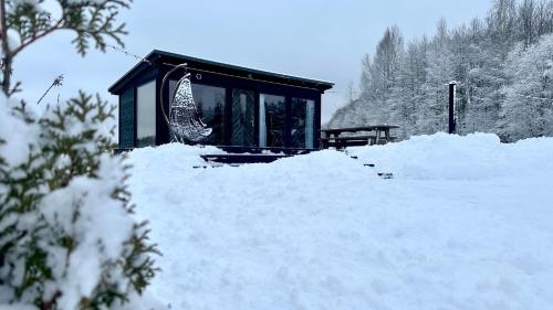 Melnā kalna kamene, sauna iekļauta cenā