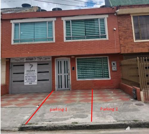 een huis met twee garagedeuren ervoor bij Casa Elegante Familiar hasta para 20 personas in Zipaquirá