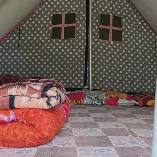 a room with a tent with a bed in it at Kinara Camping in Kailāna