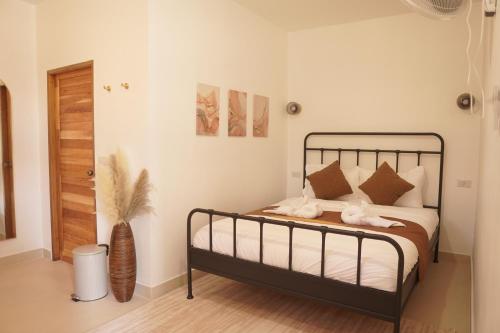 En eller flere senge i et værelse på Aura Koh Tao