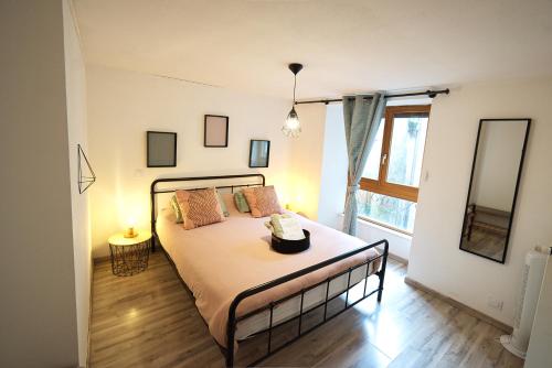 En eller flere senge i et værelse på * La Tour : Vue imprenable sur la ville *