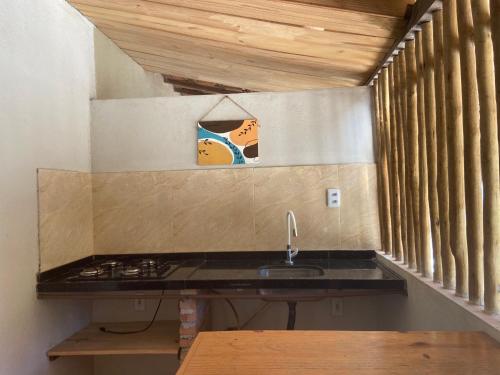 een keuken met een spoelbak en een aanrechtblad bij Beach Chalet Preá in Prea