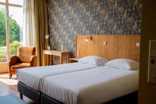 a hotel room with a large bed and a window at Hotel Beemster in Middenbeemster