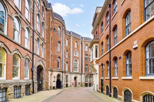 un vicolo tra due grandi edifici in mattoni di Stylish City Penthouse Getaway a Nottingham