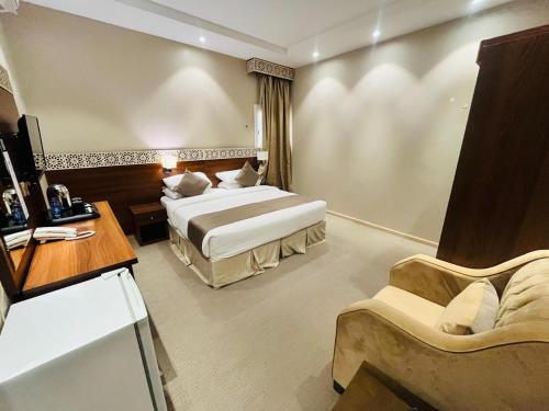 a hotel room with a bed and a couch at فندق صها in Ash Shishah