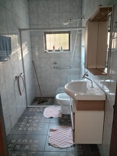 a bathroom with a sink and a toilet at Aconchego de mae - 5 min do Santuário e comércios - Casa completa in Aparecida