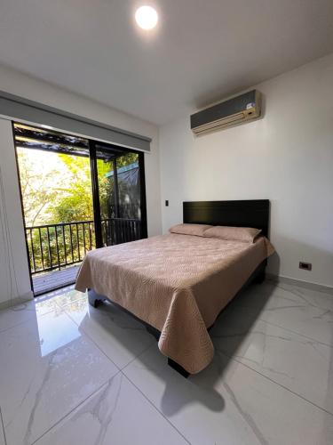 een slaapkamer met een bed en een groot raam bij El Lago in Coronado