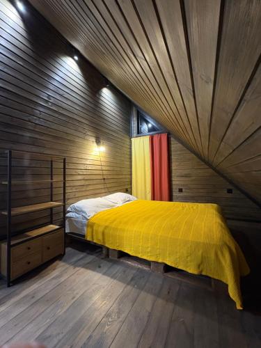 En eller flere senge i et værelse på The Black Hills - Cottage in Dusheti