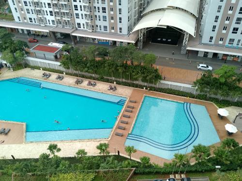 Swimmingpoolen hos eller tæt på Apartment Tokyo Riverside PIK 2 By Hobee