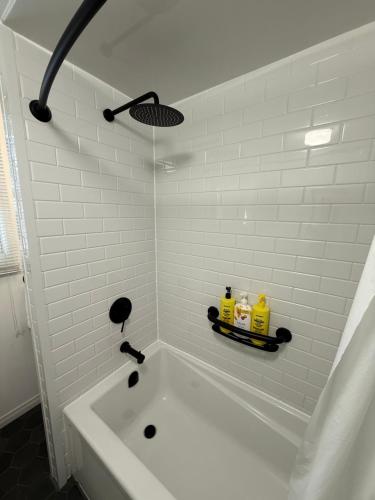 Um banheiro em Bright, Private, Peaceful Suite with Retail Conveniences Steps Away