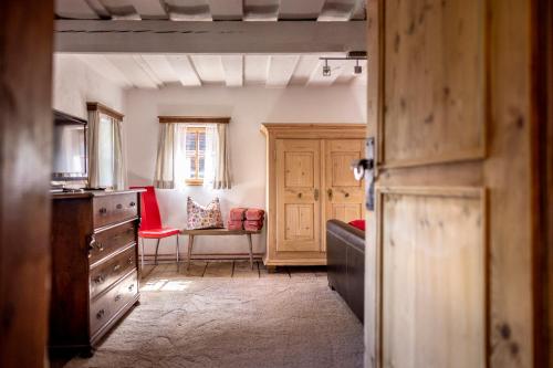 a room with a kitchen with a couch and a table at Chalet Mühlburger in Gruben