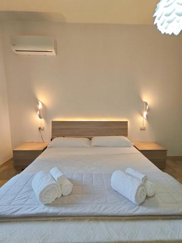 イグレージアスにあるStefanie Home Boutiqueのベッドルーム1室(白い大型ベッド1台、タオル2枚付)