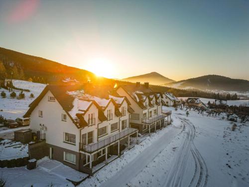 Luftaufnahme eines Hauses im Schnee in der Unterkunft Bliżej Nieba in Skrzydlna