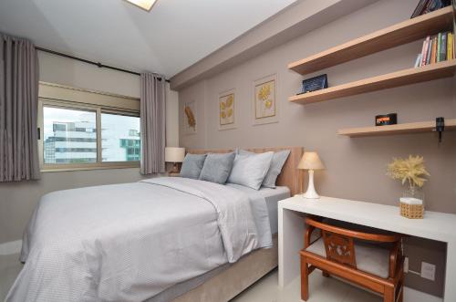 Giường trong phòng chung tại Home Batel