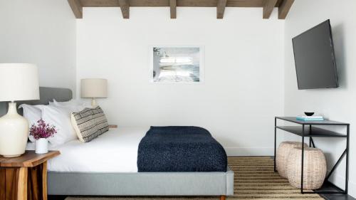 Postel nebo postele na pokoji v ubytování ONeill Buyout by AvantStay Modern Beach Getaway Newly Renovated