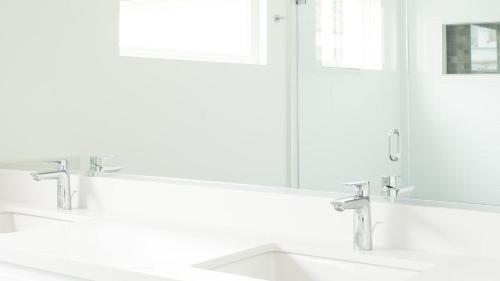 Koupelna v ubytování ONeill Buyout by AvantStay Modern Beach Getaway Newly Renovated