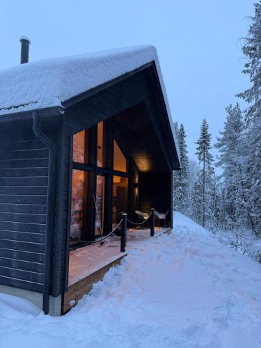 een hut in het bos in de sneeuw bij Villa Syli in Äkäslompolo
