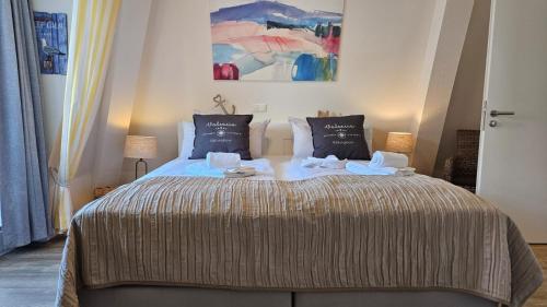 una camera da letto con un letto con due asciugamani sopra di FeWo Valencia Am Rosenhof - 5 Sterne DTV a Kühlungsborn