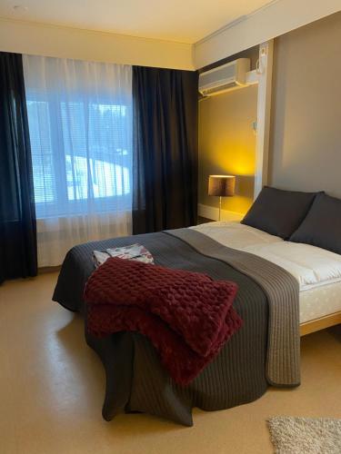 een slaapkamer met een groot bed en een raam bij Terkkari 