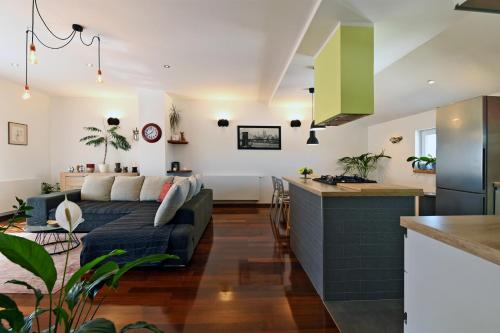 een woonkamer en een keuken met een bank en een aanrecht bij EnVi Apartments in Murter