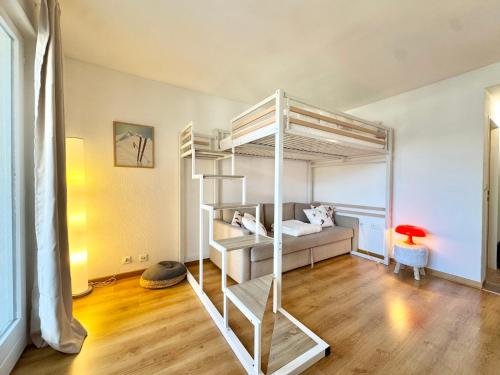 a bedroom with a bunk bed in a room at Bellavista Morgins in Troistorrents