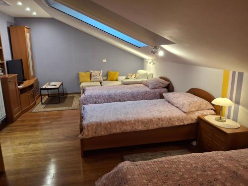 En eller flere senge i et værelse på Apartma Jasen