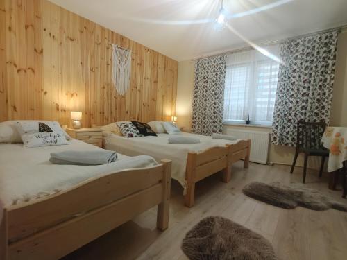 En eller flere senge i et værelse på Bodziuchówka