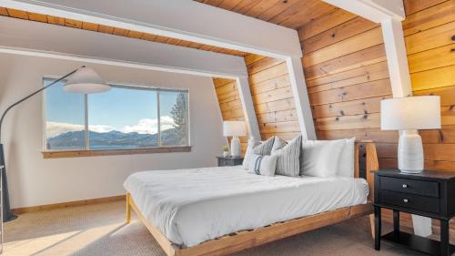 En eller flere senge i et værelse på Chickaree Chickadee Buyout by AvantStay 2 Sister Cabins