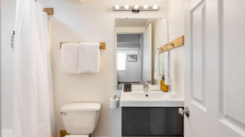 Et badeværelse på Chickaree Chickadee Buyout by AvantStay 2 Sister Cabins