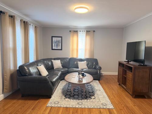 TV/trung tâm giải trí tại Cozy Stay Near DT with Deck and Yard