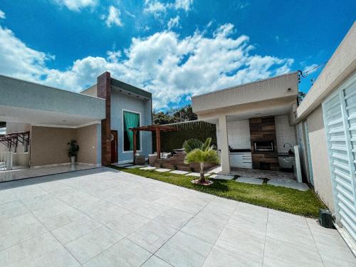 una casa con un patio e un cortile di Life House Ubajara a Ubajara