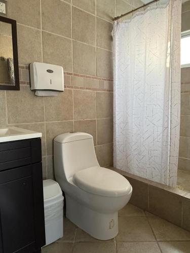 a bathroom with a toilet and a shower at Casa El nido de las flores in Oaxtepec