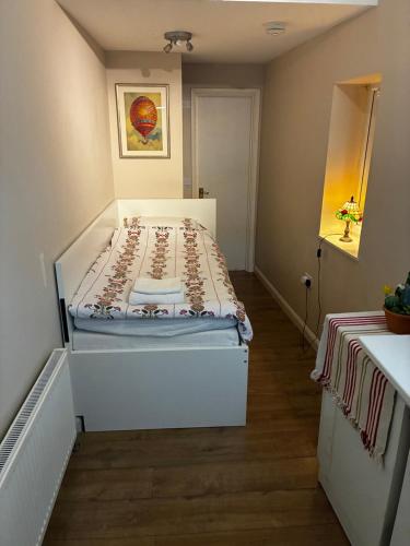 a bedroom with a large bed in a room at The Cozy Nook in Hanwell