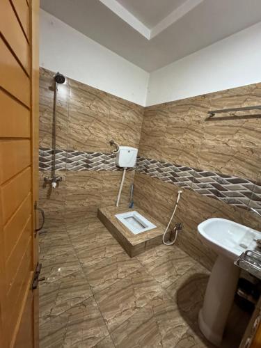 a bathroom with a sink and a toilet at Comfort Inn in Kalām
