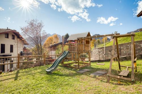 ein Spielplatz mit Rutsche im Hof in der Unterkunft Baitèl de Sòt e Sura - Appartamenti in Gromo