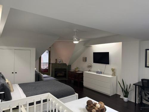 Cama ou camas em um quarto em Bright, Private, Peaceful Suite with Retail Conveniences Steps Away