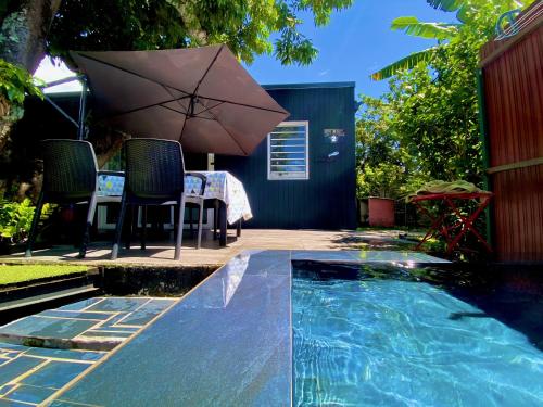 Foto Tiny house under a tree by Vaiava beach 1
