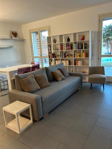 un soggiorno con un divano e un tavolo di A casa di Elena a Lesa