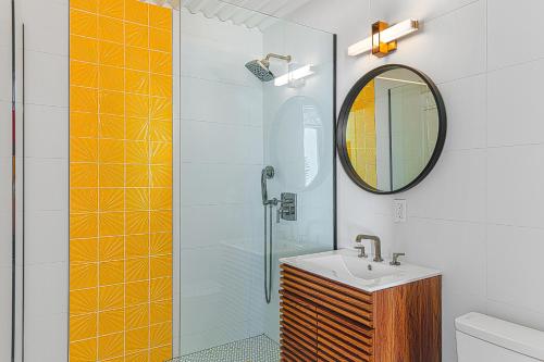 un bagno con lavandino e specchio di Limon Palm Springs A Luxury Boutique Hotel a Palm Springs