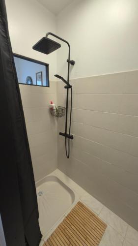 a shower in a bathroom with a shower at Mare è Muntagna in Mignataja