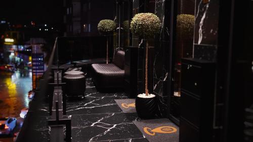 un barbiere con sedie e piante sulla strada di The HH Point a Tirana